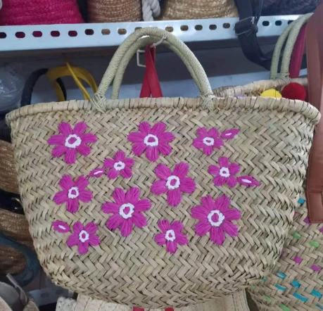 Tas jerami alami dengan empuk bunga
