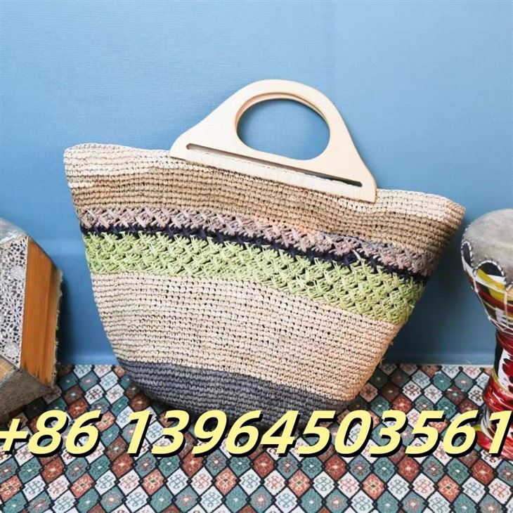 Tas tangan rafia dengan pegangan kayu
