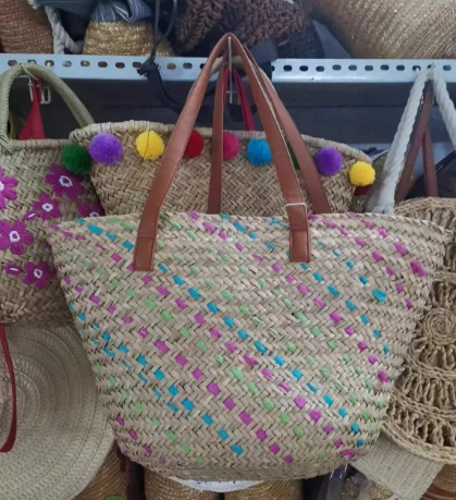 Tas jerami anyaman liburan alami