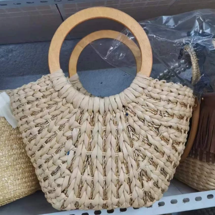Tangan kayu pegangan jagung tenunan sekam jagung
