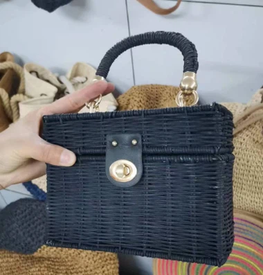 Tas Selempang Hitam Rotan Alami