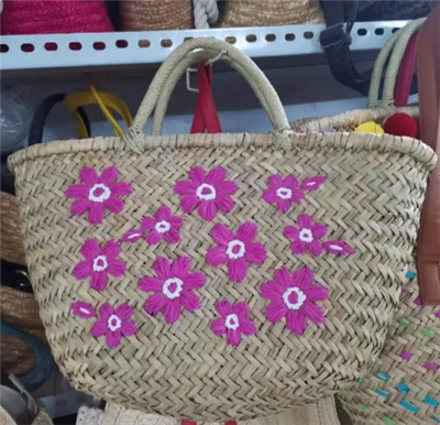 Tas jerami alami dengan empuk bunga