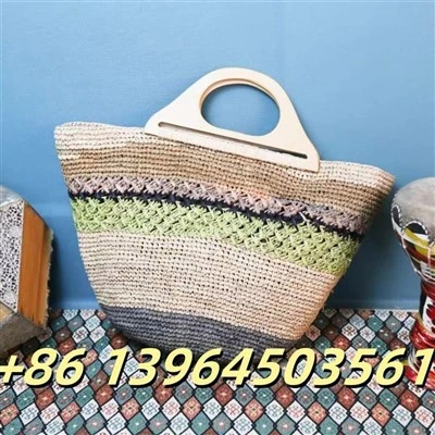 Tas tangan rafia dengan pegangan kayu