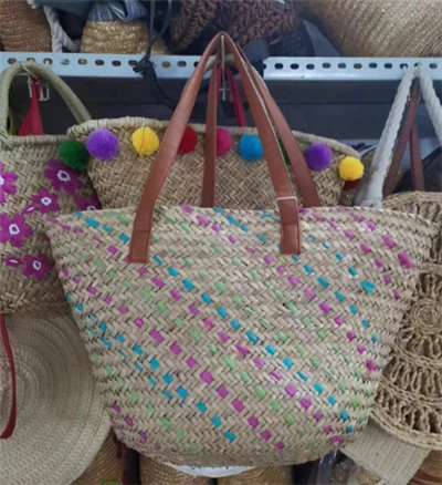 Tas jerami anyaman liburan alami