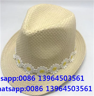 Topi Fedora dengan Bunga Kecil