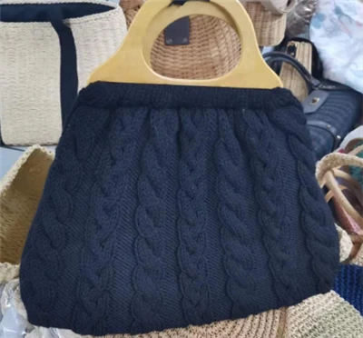 Tas Tangan Wanita Wol Hitam Dengan Gagang Kayu