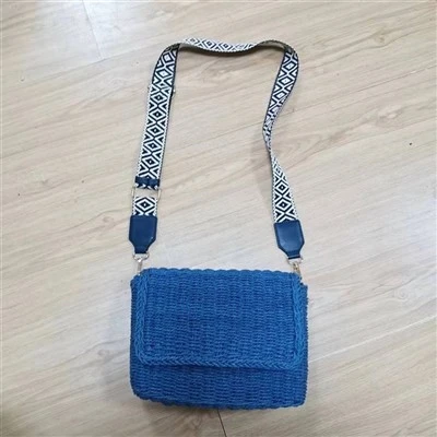 Tas Selempang Jerami Biru dengan Pita