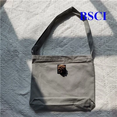 Tas bahu kanvas dengan ritsleting