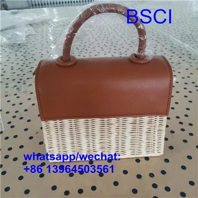 Pembeli Tas Jerami Anyaman yang Cantik