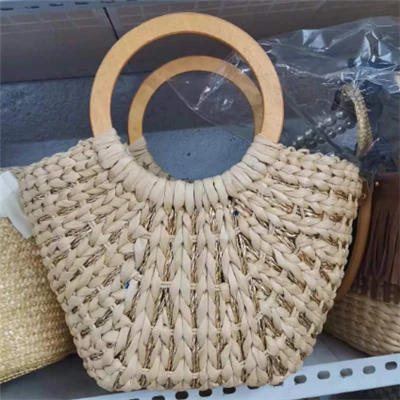 Tangan kayu pegangan jagung tenunan sekam jagung