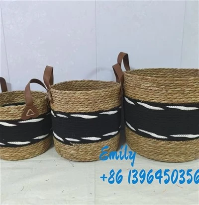 Keranjang penyimpanan tenunan di lemari